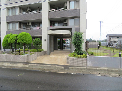 現地外観写真　エントランスアプローチ