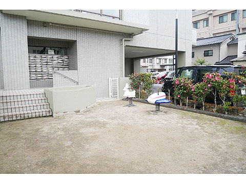 その他共用部　敷地内のプレイロット（遊び場）です