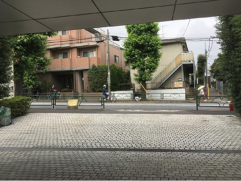 エントランス　エントランスから臨む前面道路