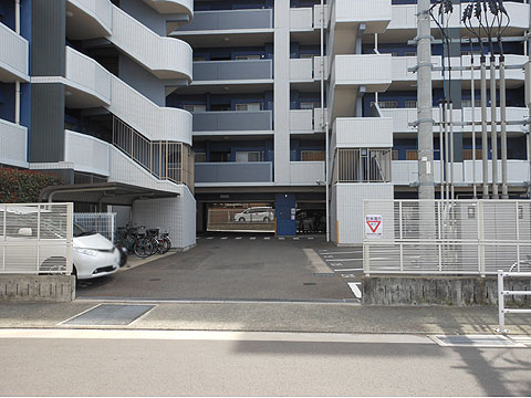 その他共用部　明るいイメージのエントランス入口