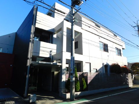 現地外観写真　２００２年８月築のマンション