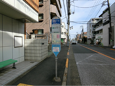 現地土地写真　弦巻三丁目バス停まで徒歩1分（約70m）