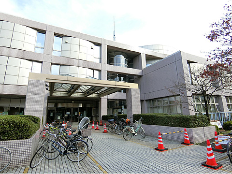 現地土地写真　中央図書館まで徒歩3分（約240m）
