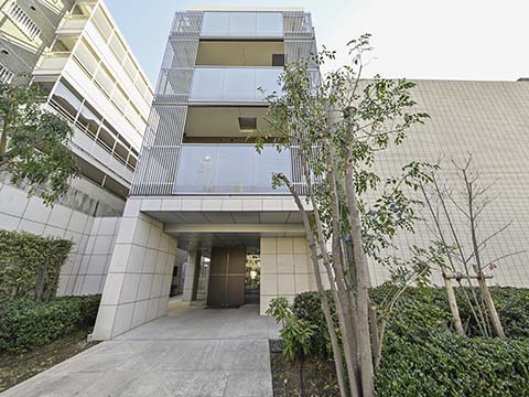エントランス　白基調のタイルで統一されたエントランス