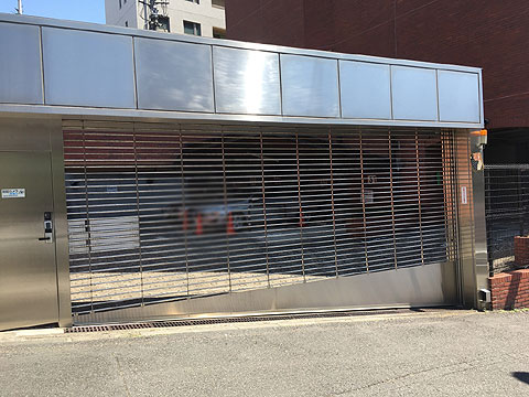 駐車場　駐車場入り口