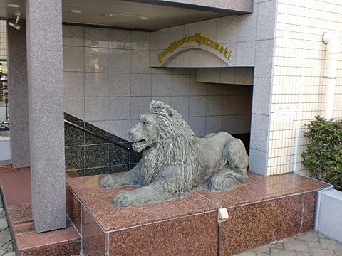 エントランス　ライオン像