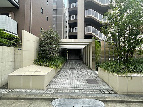 現地外観写真　エントランス外観