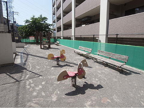 現地土地写真　マンション入口横には提供公園があります。