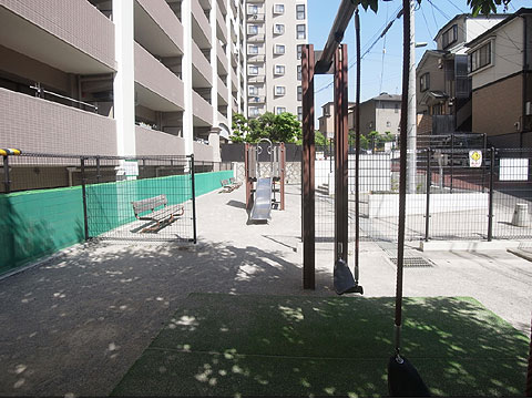現地土地写真　マンション入口横には提供公園があります。