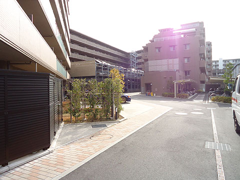その他共用部　駐車場の入り口付近の様子