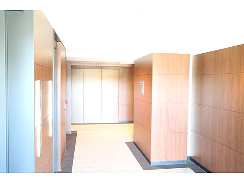 その他共用部　各階のエレベーターホールは内廊下設計です。