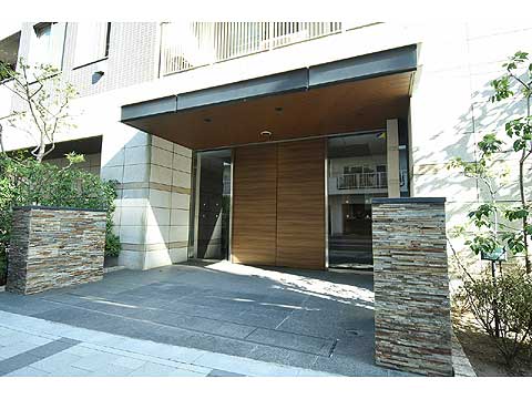 エントランス 住まう方を優雅にお出迎えする落ち着きのある門構