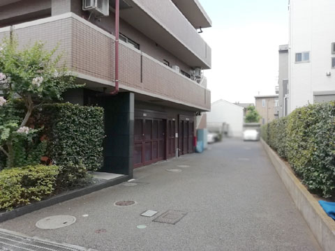 駐車場　駐車場入口