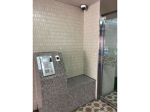 その他共用部　オートロック。防犯カメラです。