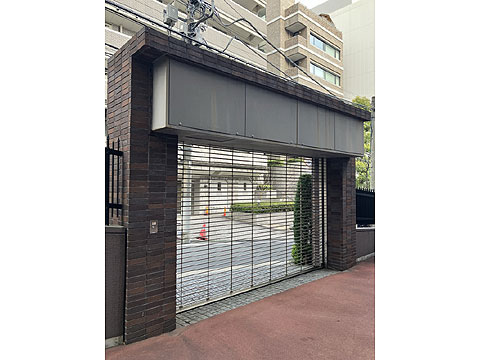 駐車場　駐車場入口